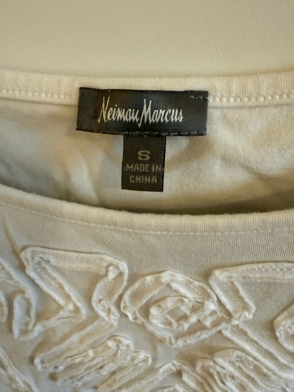 Neiman Marcus Embroidered Sleeveless Top | Ivory Textured Appliqué | Size S - Picture 2 of 4